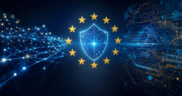 Abstraktes Panoramabild zum EU AI Act: leuchtendes EU-Schutzschild mit goldenen Sternen, neuronalen Netzwerken und digitalen Schaltkreisstrukturen.