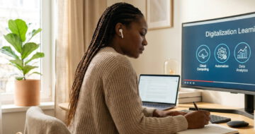 Frau nimmt im Homeoffice an einer Online-Weiterbildung zur Digitalisierung teil – Monitor zeigt Kursinterface mit Cloud, KI und Analytics.